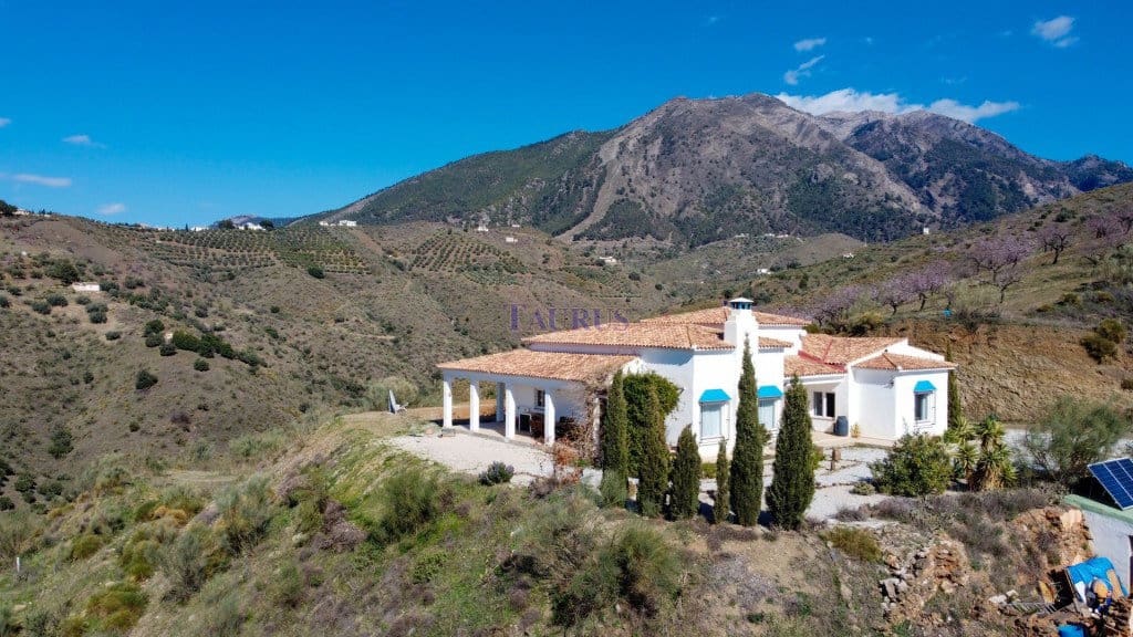 4 soveværelse Villa til salg i Canillas de Aceituno med swimmingpool garage - € 449.000 (Ref: 7473583)