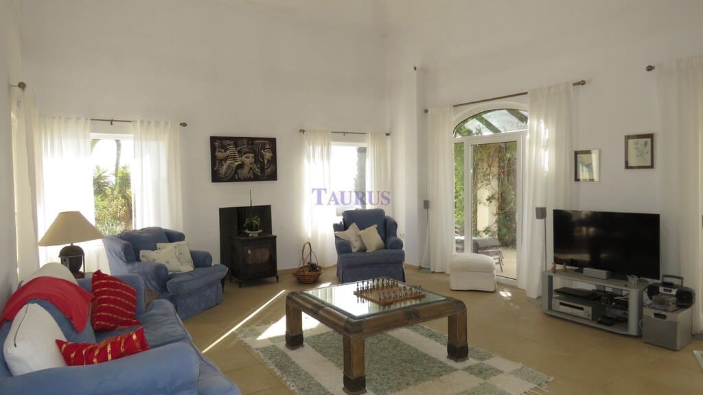 4 bedroom Villa for sale in Canillas de Aceituno with garage - € 449,000 (Ref: 7473583)