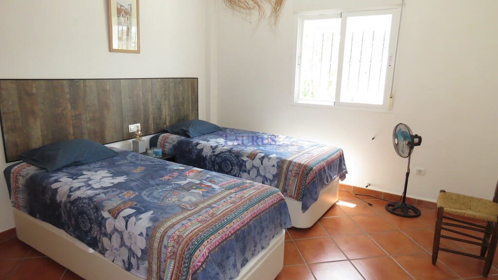 5 bedroom Villa for sale in Competa with pool - € 399,950 (Ref: 7473599)