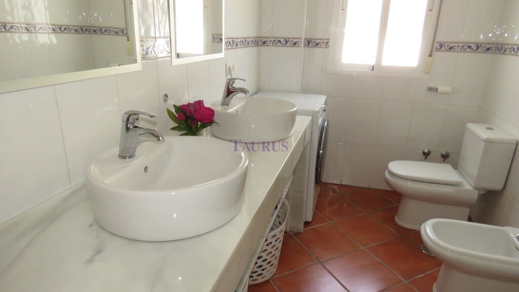 5 bedroom Villa for sale in Competa with pool - € 399,950 (Ref: 7473599)
