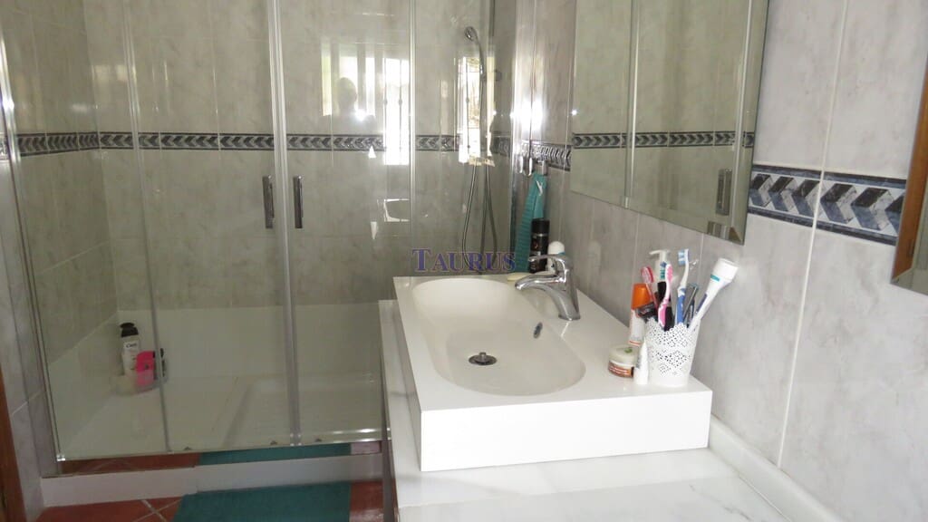 5 bedroom Villa for sale in Competa with pool - € 399,950 (Ref: 7473599)