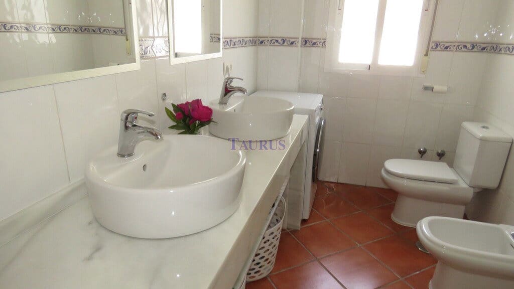 5 bedroom Villa for sale in Competa with pool - € 399,950 (Ref: 7473599)