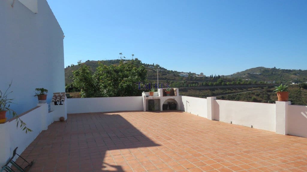 4 bedroom Townhouse for sale in Competa with pool garage - € 387,000 (Ref: 7473602)