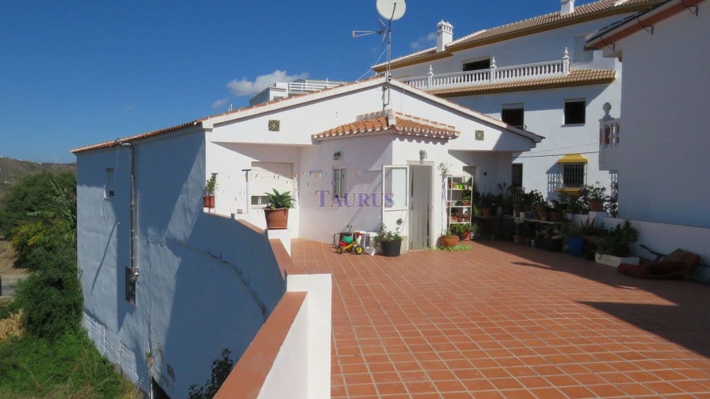 4 bedroom Townhouse for sale in Competa with pool garage - € 387,000 (Ref: 7473602)
