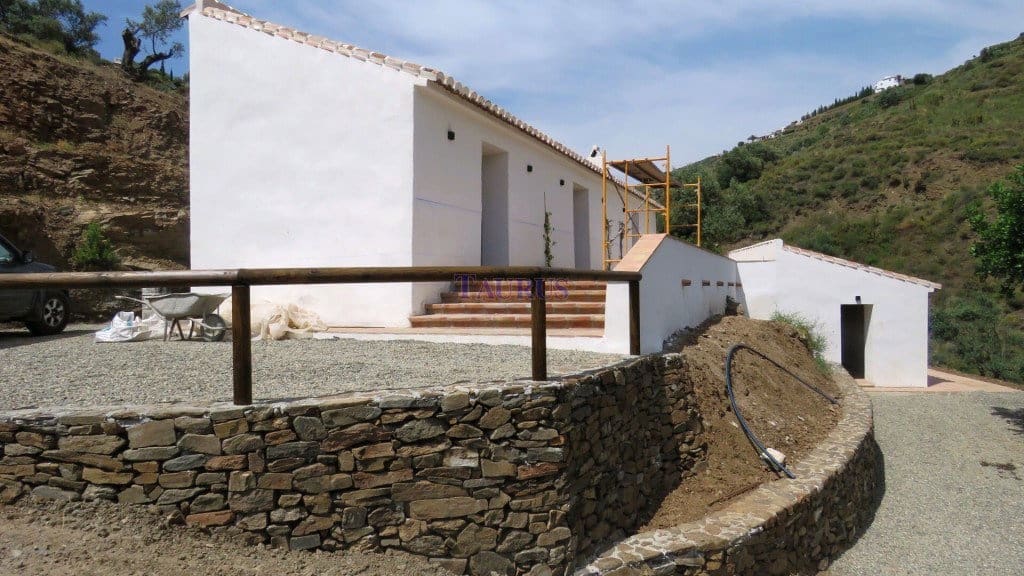 2 bedroom Finca/Country House for sale in Competa with pool garage - € 190,000 (Ref: 7473608)