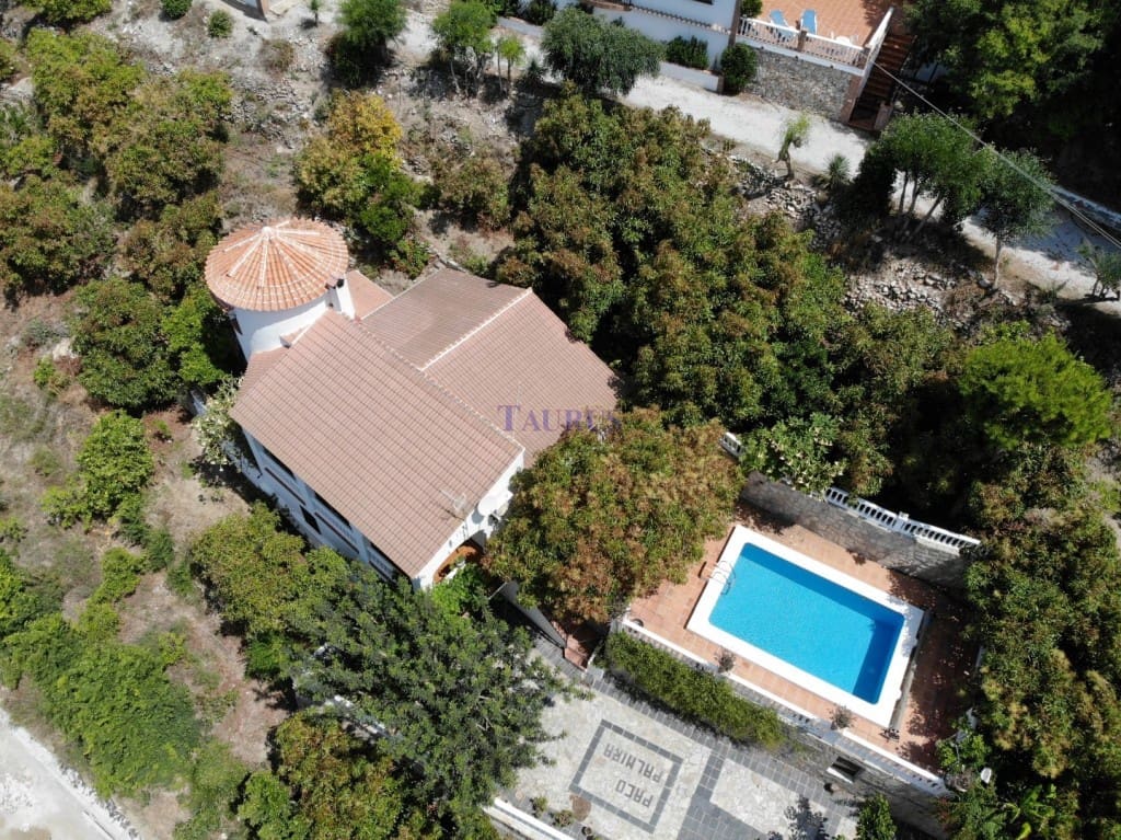 4 soveværelse Villa til salg i Canillas de Albaida med swimmingpool garage - € 390.000 (Ref: 7602640)