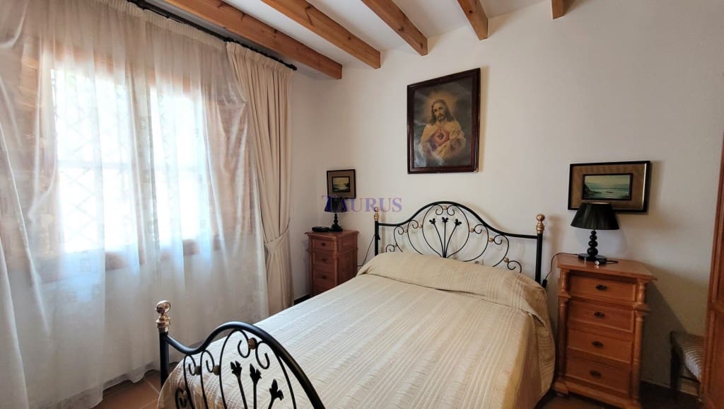 4 soveværelse Villa til salg i Canillas de Albaida med swimmingpool garage - € 390.000 (Ref: 7602640)