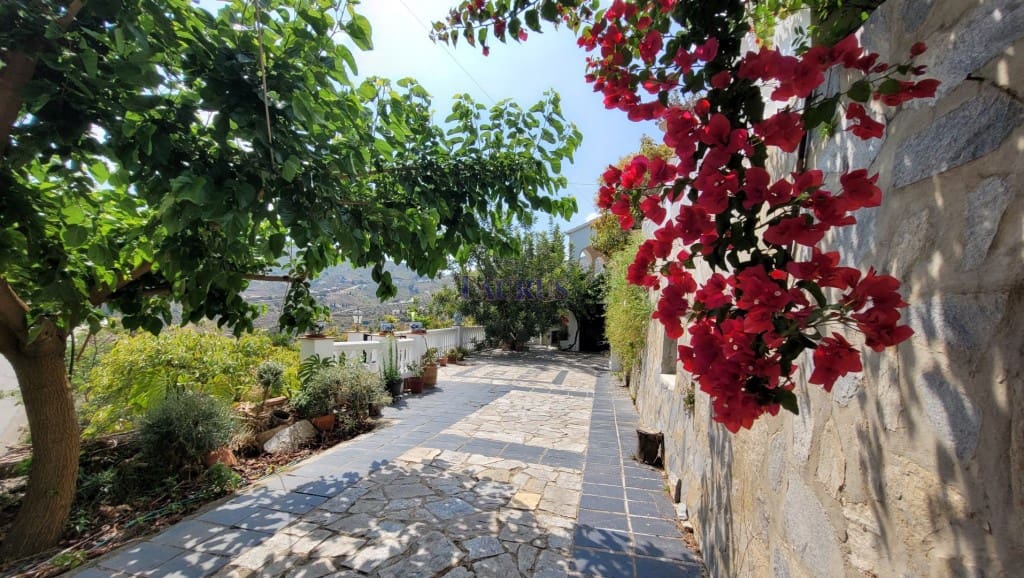 4 soveværelse Villa til salg i Canillas de Albaida med swimmingpool garage - € 390.000 (Ref: 7602640)