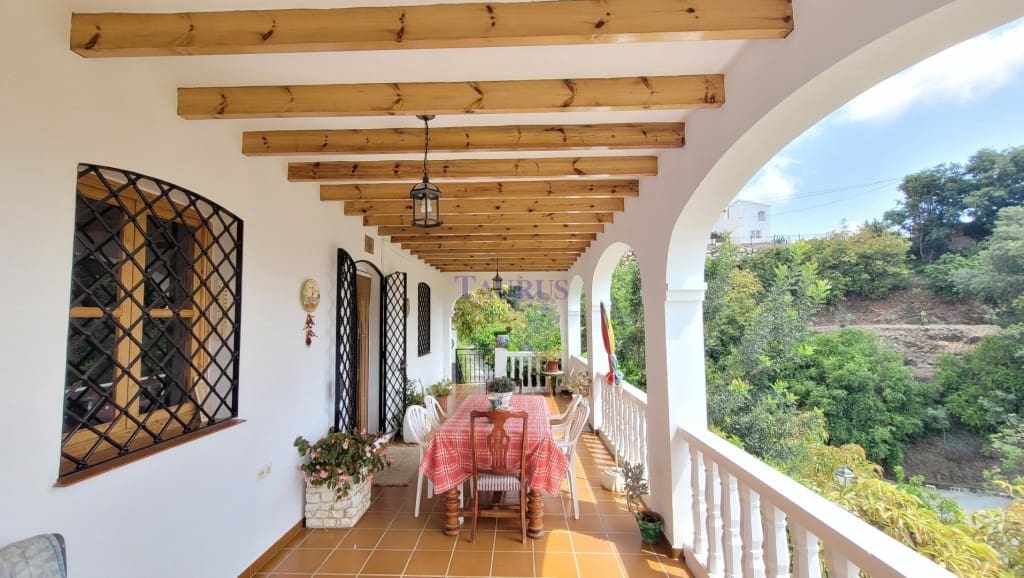 4 soveværelse Villa til salg i Canillas de Albaida med swimmingpool garage - € 390.000 (Ref: 7602640)