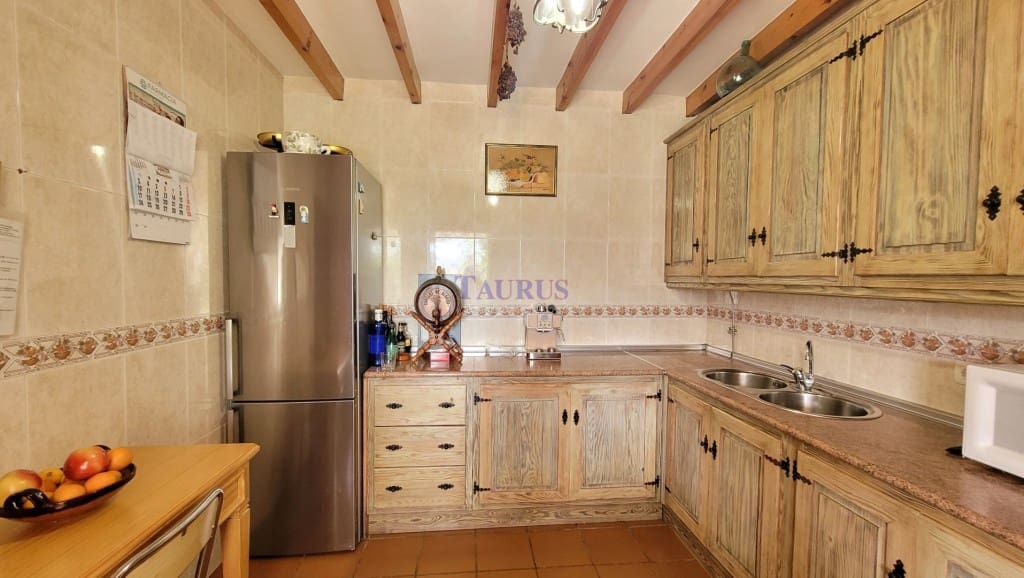 4 soveværelse Villa til salg i Canillas de Albaida med swimmingpool garage - € 390.000 (Ref: 7602640)