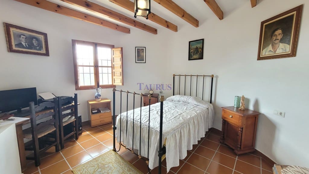 4 soveværelse Villa til salg i Canillas de Albaida med swimmingpool garage - € 390.000 (Ref: 7602640)