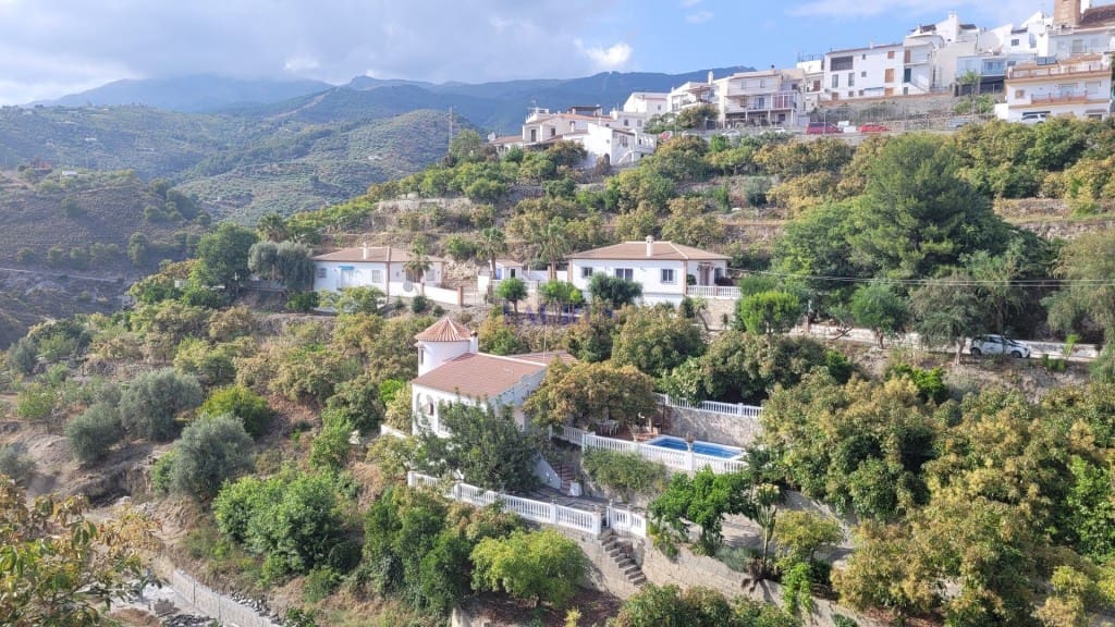 4 soveværelse Villa til salg i Canillas de Albaida med swimmingpool garage - € 390.000 (Ref: 7602640)