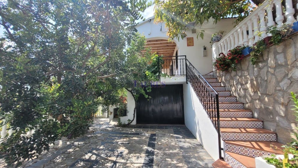 4 soveværelse Villa til salg i Canillas de Albaida med swimmingpool garage - € 390.000 (Ref: 7602640)