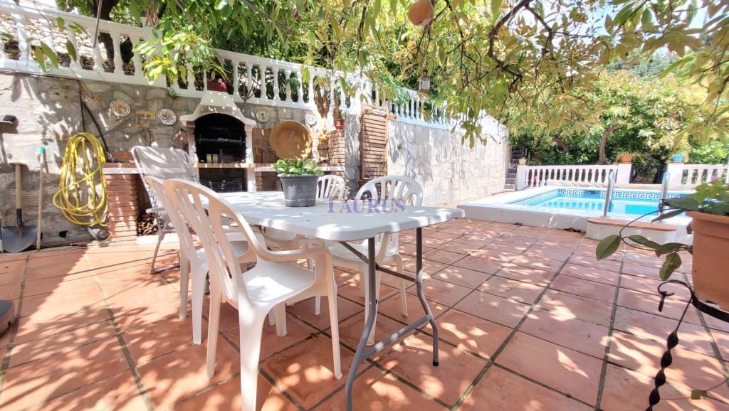 4 soveværelse Villa til salg i Canillas de Albaida med swimmingpool garage - € 390.000 (Ref: 7602640)