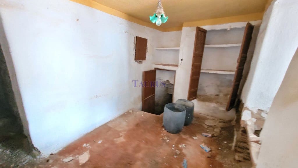 Townhouse for sale in Sayalonga with pool - € 67,000 (Ref: 7695378)