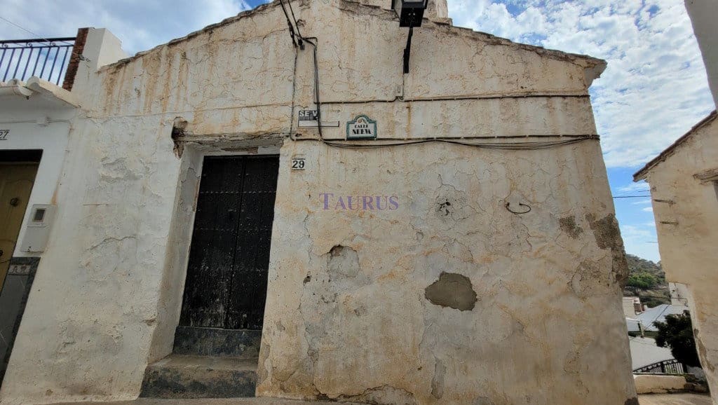 Townhouse for sale in Sayalonga with pool - € 67,000 (Ref: 7695378)
