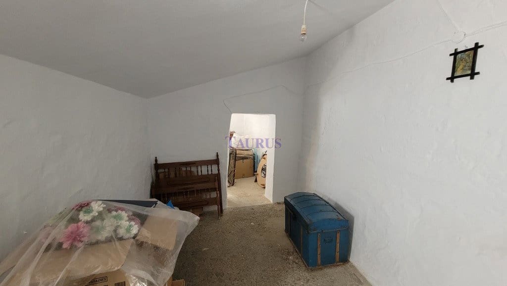 4 bedroom Townhouse for sale in Sayalonga with pool - € 83,000 (Ref: 7797547)
