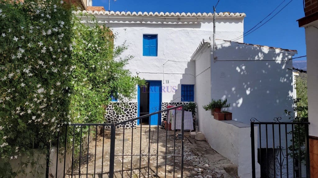 4 bedroom Townhouse for sale in Sayalonga with pool - € 83,000 (Ref: 7797547)