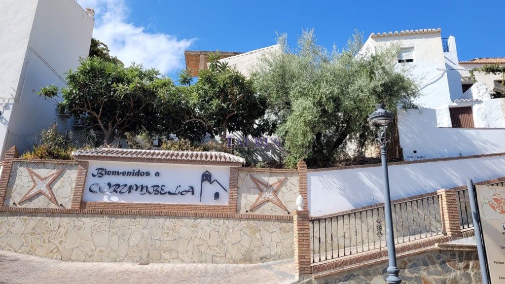 4 bedroom Townhouse for sale in Sayalonga with pool - € 83,000 (Ref: 7797547)