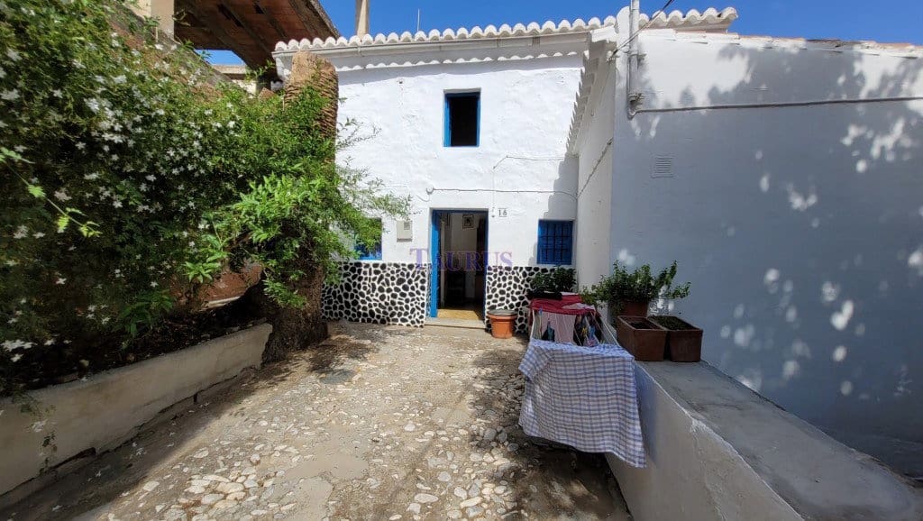 4 bedroom Townhouse for sale in Sayalonga with pool - € 83,000 (Ref: 7797547)