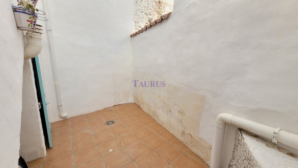 5 soveværelse Byhus til salg i Competa - € 180.000 (Ref: 7807586)