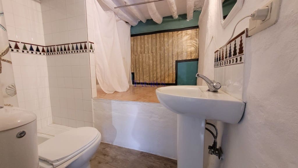 5 soveværelse Byhus til salg i Competa - € 180.000 (Ref: 7807586)