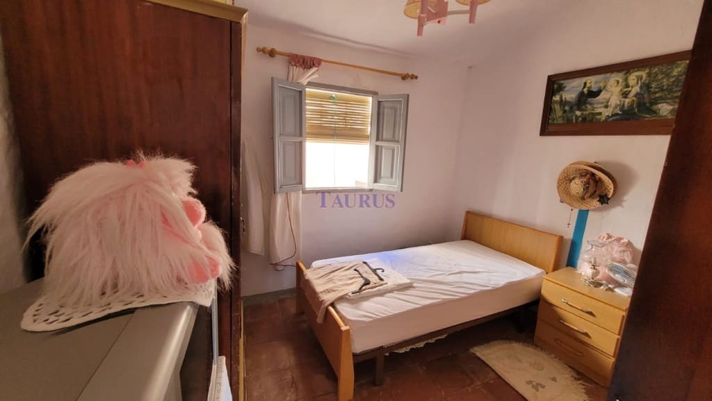 3 bedroom Townhouse for sale in Arenas de Velez - € 100,000 (Ref: 7809368)