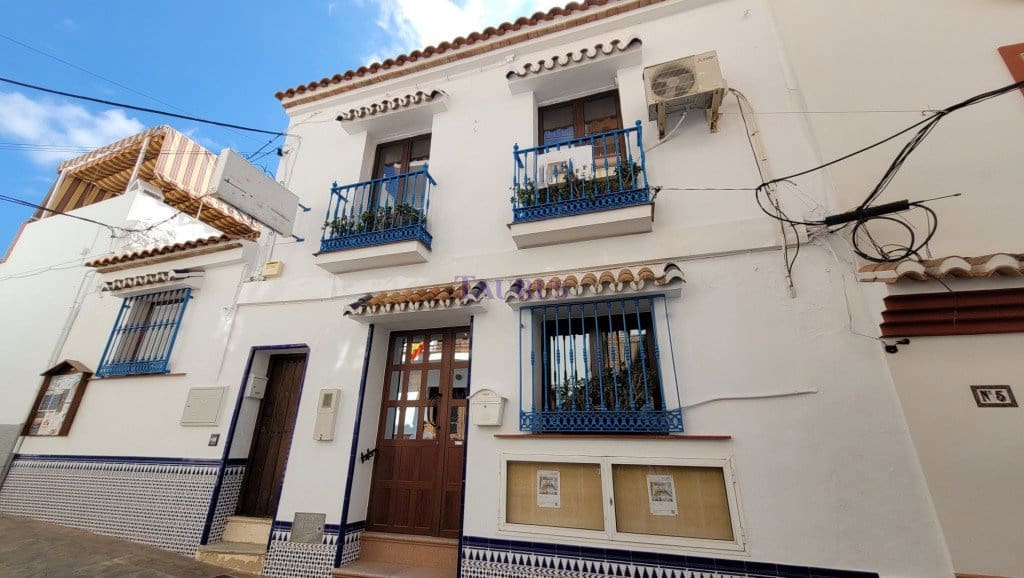 3 bedroom Townhouse for sale in Sayalonga with pool - € 180,000 (Ref: 7847698)
