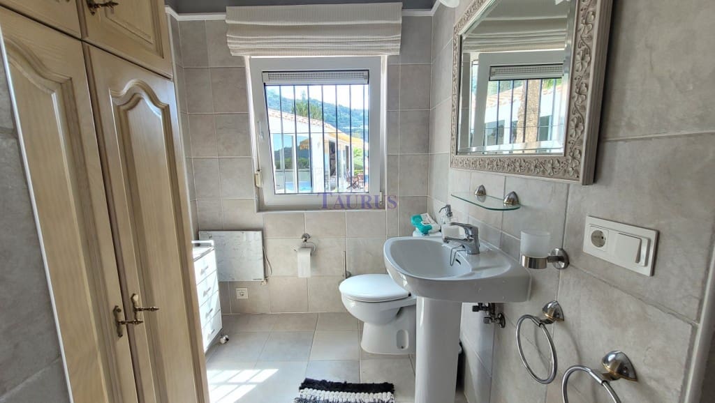 4 sypialnia Willa na sprzedaż w Sayalonga z basenem garażem - 1 350 000 € (Ref: 7847699)