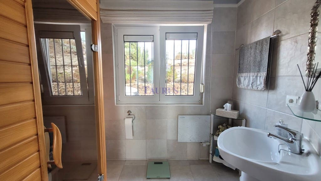 4 sypialnia Willa na sprzedaż w Sayalonga z basenem garażem - 1 350 000 € (Ref: 7847699)