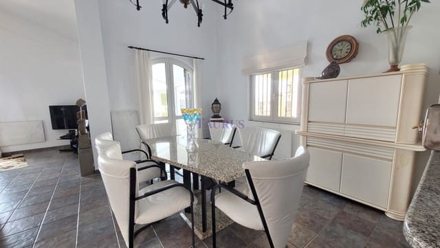 4 sovrum Villa till salu i Sayalonga med pool garage - 1 350 000 € (Ref: 7847699)