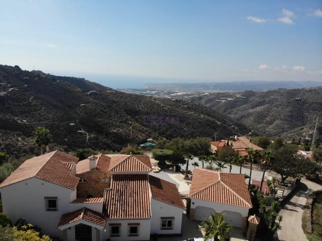 4 sovrum Villa till salu i Sayalonga med pool garage - 1 350 000 € (Ref: 7847699)