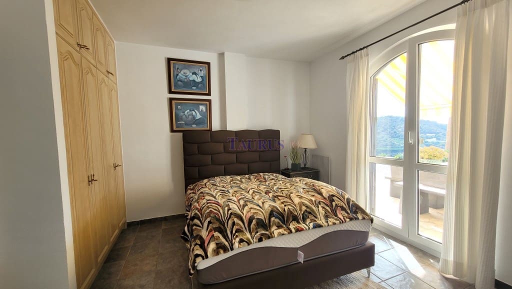 4 sypialnia Willa na sprzedaż w Sayalonga z basenem garażem - 1 350 000 € (Ref: 7847699)