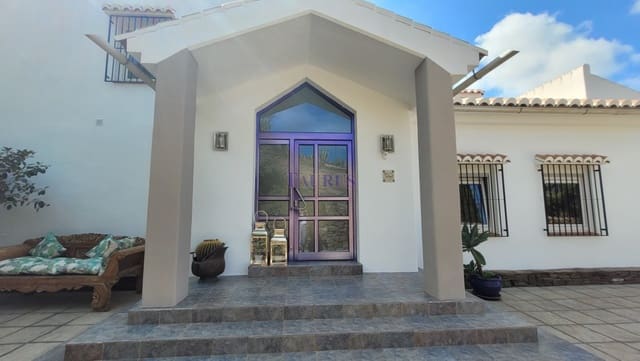 4 sovrum Villa till salu i Sayalonga med pool garage - 1 350 000 € (Ref: 7847699)