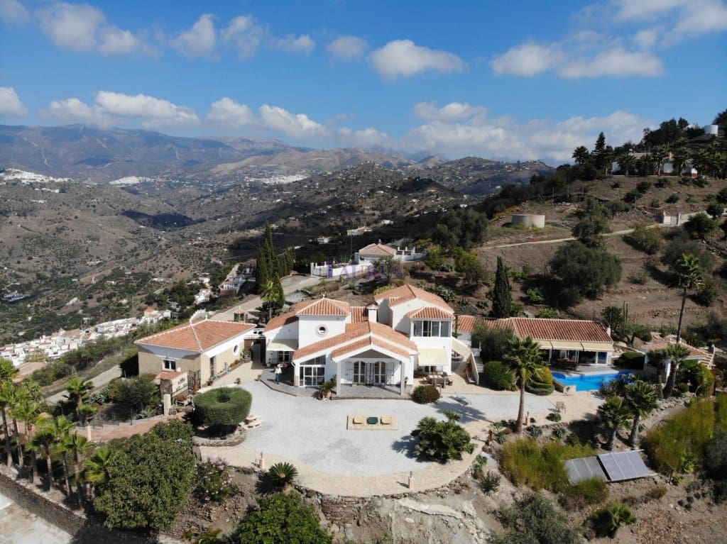 4 sypialnia Willa na sprzedaż w Sayalonga z basenem garażem - 1 350 000 € (Ref: 7847699)