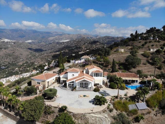 4 sovrum Villa till salu i Sayalonga med pool garage - 1 350 000 € (Ref: 7847699)