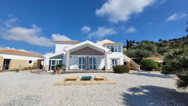 4 sovrum Villa till salu i Sayalonga med pool garage - 1 350 000 € (Ref: 7847699)