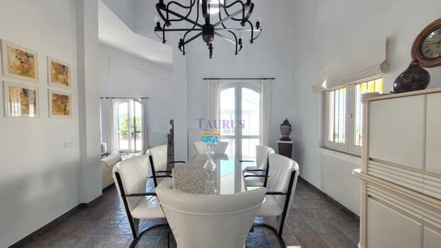 4 sovrum Villa till salu i Sayalonga med pool garage - 1 350 000 € (Ref: 7847699)