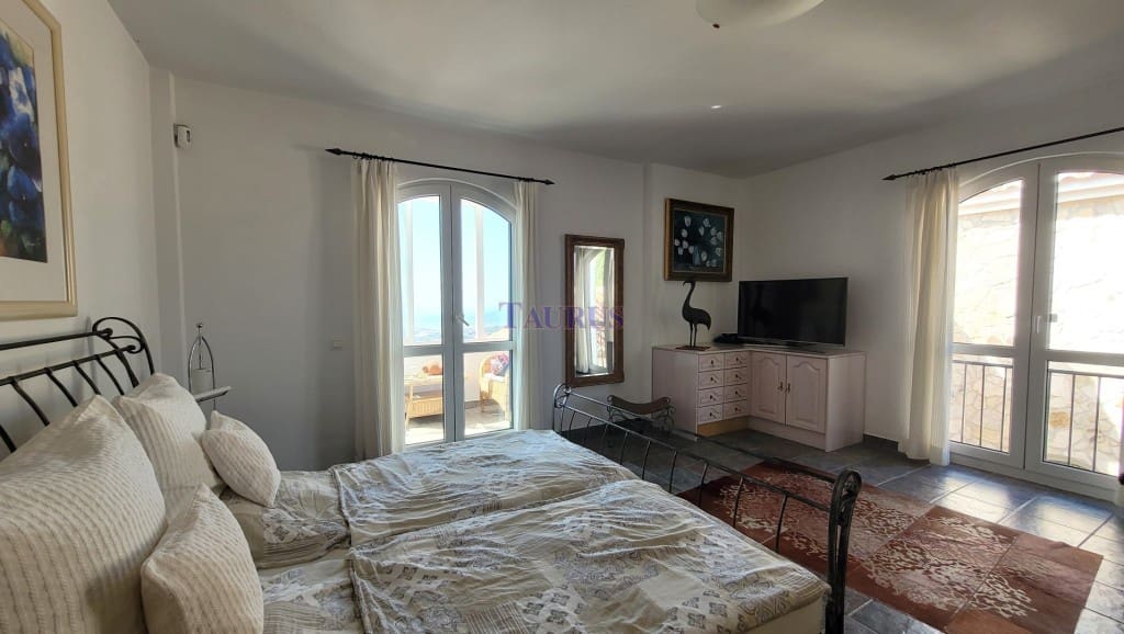 4 sypialnia Willa na sprzedaż w Sayalonga z basenem garażem - 1 350 000 € (Ref: 7847699)