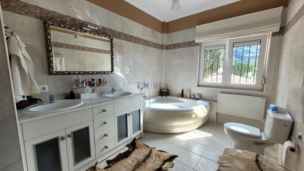 4 sypialnia Willa na sprzedaż w Sayalonga z basenem garażem - 1 350 000 € (Ref: 7847699)