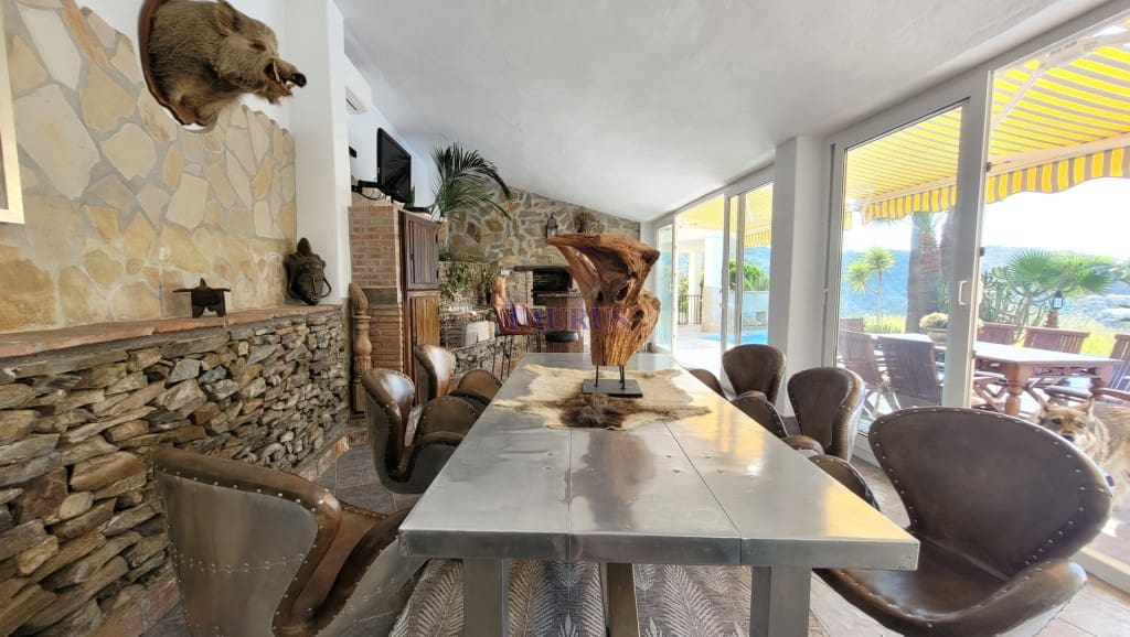 4 sypialnia Willa na sprzedaż w Sayalonga z basenem garażem - 1 350 000 € (Ref: 7847699)