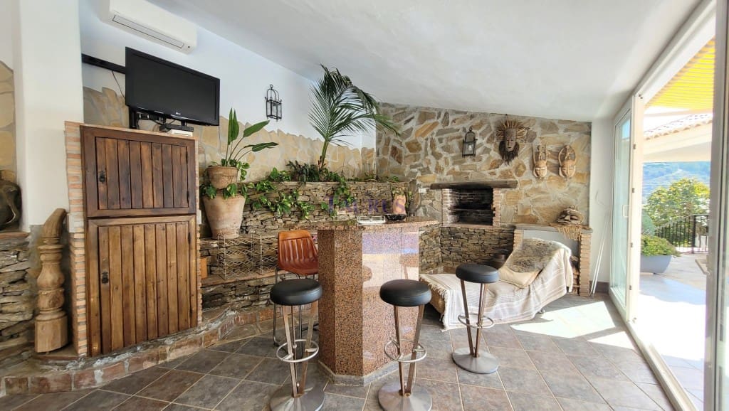 4 sypialnia Willa na sprzedaż w Sayalonga z basenem garażem - 1 350 000 € (Ref: 7847699)