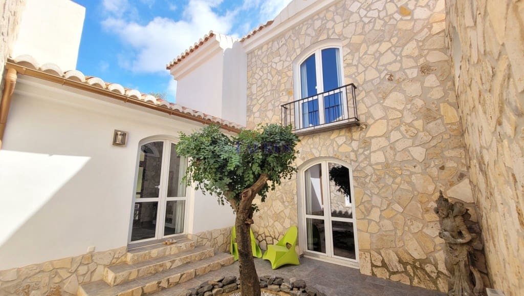 4 sypialnia Willa na sprzedaż w Sayalonga z basenem garażem - 1 350 000 € (Ref: 7847699)