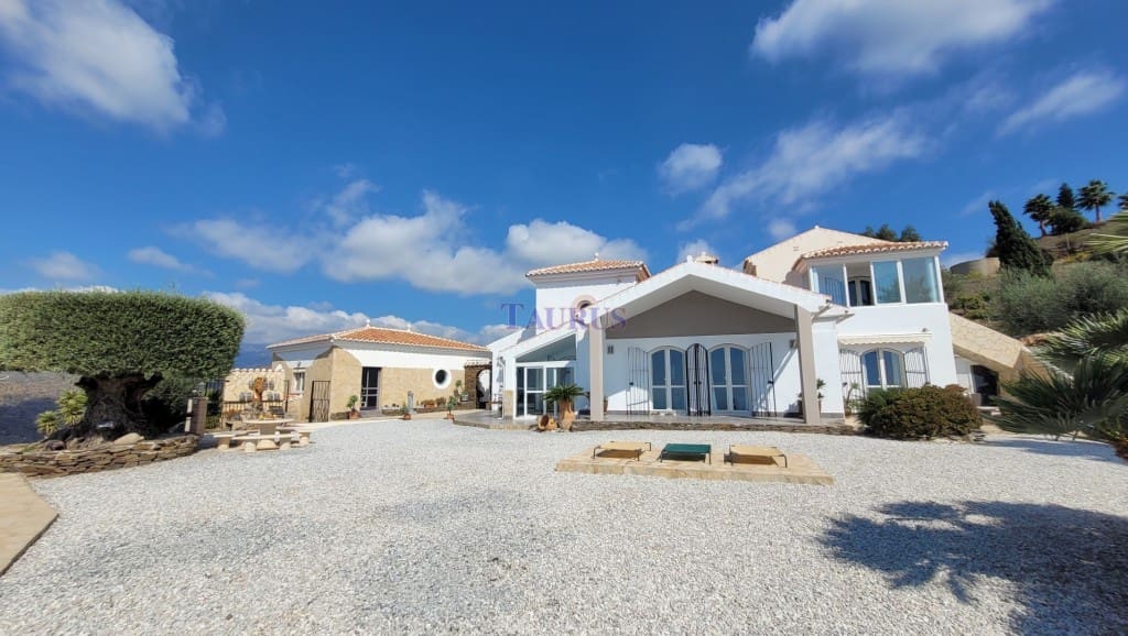 4 sypialnia Willa na sprzedaż w Sayalonga z basenem garażem - 1 350 000 € (Ref: 7847699)