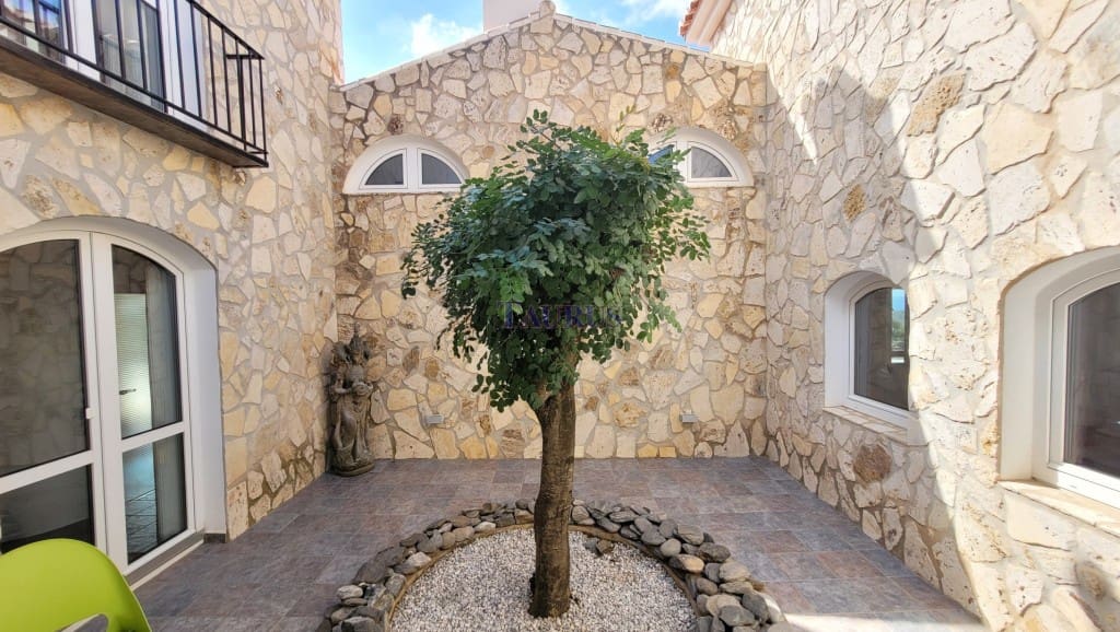 4 sypialnia Willa na sprzedaż w Sayalonga z basenem garażem - 1 350 000 € (Ref: 7847699)