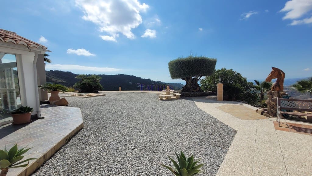 4 sypialnia Willa na sprzedaż w Sayalonga z basenem garażem - 1 350 000 € (Ref: 7847699)