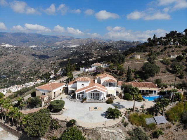 4 soveværelse Villa til salg i Sayalonga med swimmingpool garage - € 1.350.000 (Ref: 7847699)
