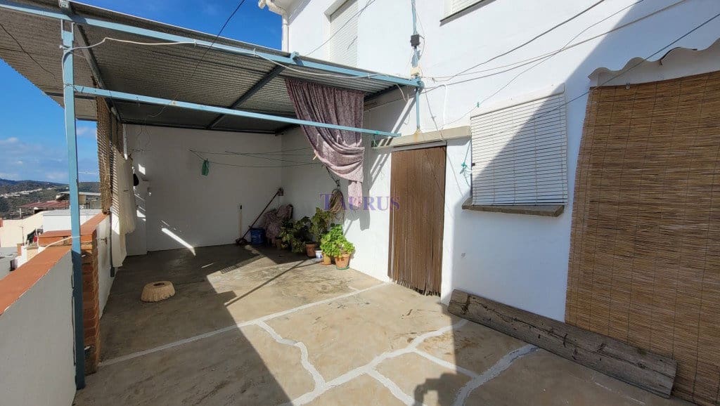 5 bedroom Townhouse for sale in Competa with pool garage - € 168,000 (Ref: 8167936)