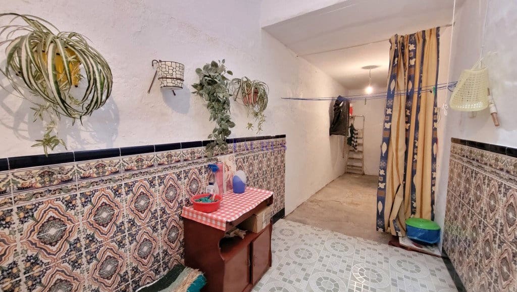 5 bedroom Townhouse for sale in Competa with pool garage - € 168,000 (Ref: 8167936)