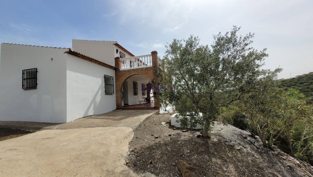 3 soverom Villa til salgs i Sayalonga med svømmebasseng - € 299 000 (Ref: 8205826)